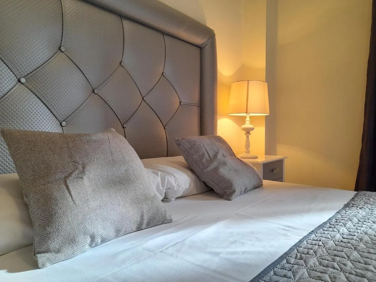 Apartamento Espacioso Muy Tranquilo Con Piscinas Y Jardines Cercano A La Playa Estepona